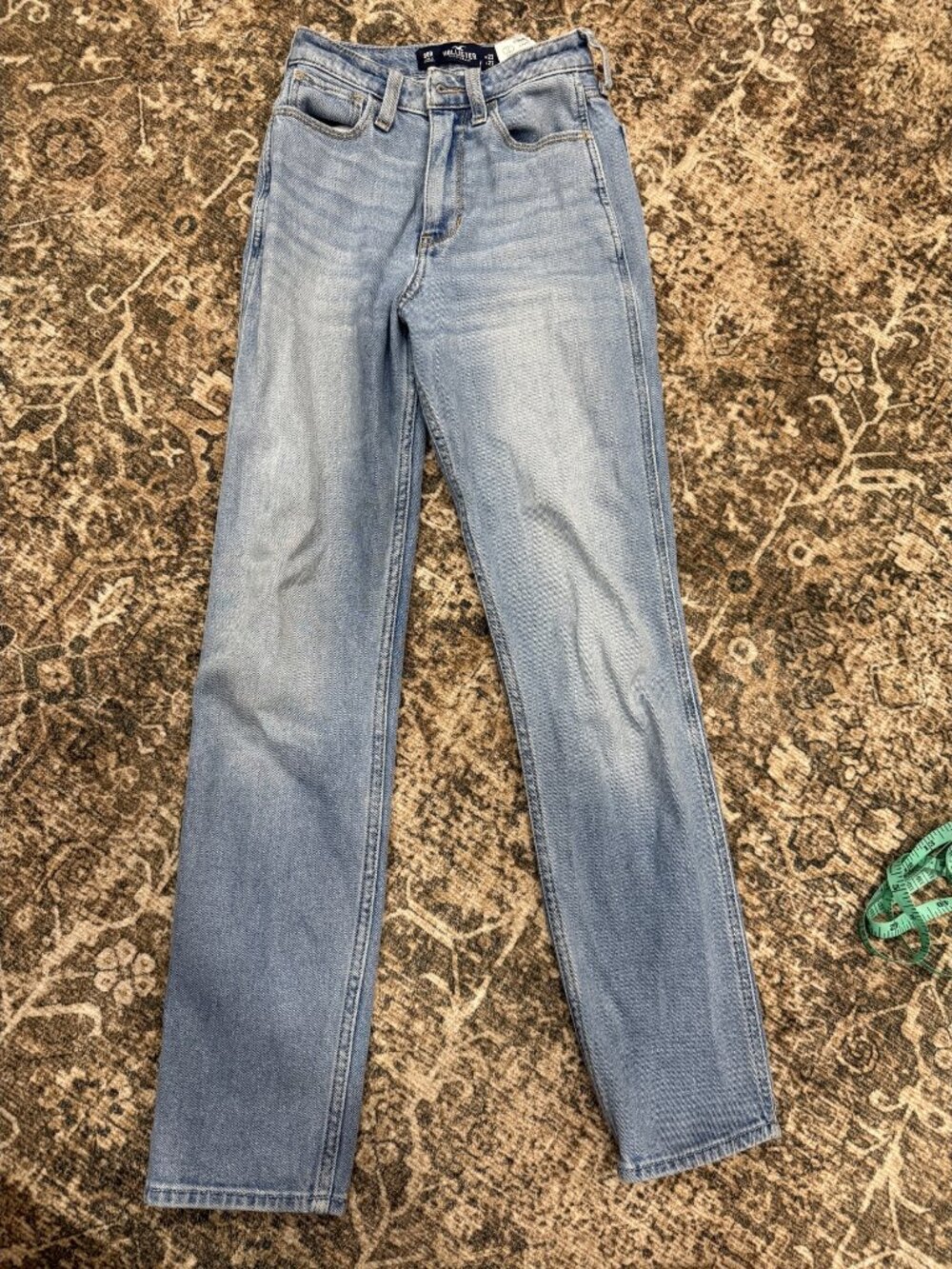 Hollister Ultra High-Rise Mom Jeans Light Acid Wash 00R W23 L27